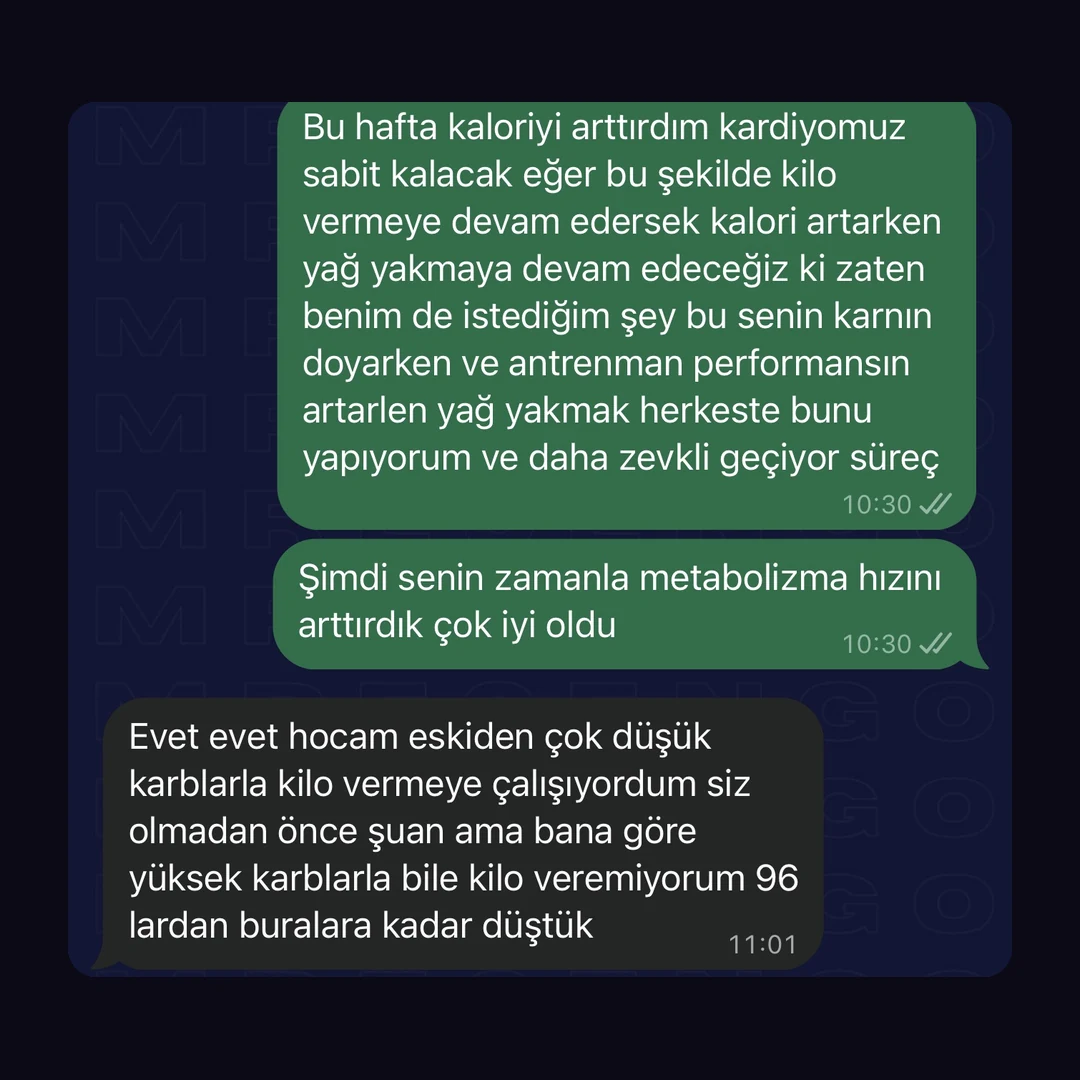 Koç kaloriyi artırırken yağ yakımının sürdüğünü anlatıyor; öğrenci: eskiden çok düşük karbonhidratla uğraşıyordum, 96 kilolardan buralara düştük